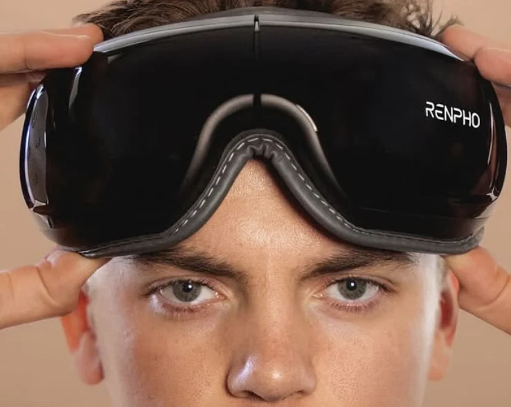 Cooper DeJean for Renpho with massage eyewear on his head